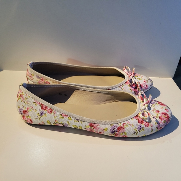 Beta women's floral flats size 7 - Picture 3 of 6